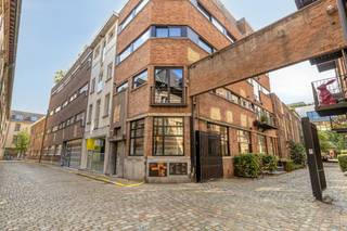 Het kantoor te huur in Antwerpen beschikt over een ruime open werkruimte met functionele eilandopstelling, ideaal voor een moderne en dynamische werkomgeving. Daarnaast is er een afzonderlijk bureau, dat volledig is afgezonderd van de open werkplekken en daardoor perfect geschikt is voor een directie-, privé- of concentratieruimte.<br /><br />Verder beschikt het kantoor over een aparte vergaderruimte, ideaal voor overleg met collega's, klanten of partners. De aanwezige keuken zorgt voor het nodige comfort tijdens de werkdag.<br /><br />Een belangrijke extra troef is de ruime kelder, die bijzonder geschikt is als opslagruimte voor archief, materiaal of andere kantoorbenodigdheden.<br /><br />Troeven.  <br />- Gelegen in het centrum van Antwerpen    <br />- Rustige ligging in het Hessenstraatje<br />- Ruime kelder met veel opslagmogelijkheden    <br />- Ideale combinatie van centrale ligging, ruimte en rust    <br /><br />Een veelzijdig kantoor met een praktische indeling en een uitstekende ligging voor wie centraal in Antwerpen wil werken zonder in te boeten aan rust en comfort.<br />  <br />Bent u geïnteresseerd in een appartement of woning te huur in Antwerpen? Aarzel dan niet om ons te contacteren.  <br />Had u graag uw eigen eigendom te huur of te koop aangeboden contacteer ons dan voor een vrijblijvende schatting, telefonisch op het nummer 03/206.76.76 of per mail naar antwerpen@dewaele.com.    <br /><br />Ook voor alle andere vragen omtrent vastgoed kan u steeds bij ons kantoor te Antwerpen terecht!<br /><br />Bestuursmaatregelen in het maatregelenregister: nee