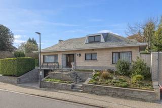 Mooie villa met zonnige tuin nabij centrum DilbeekDeze uitstekend onderhouden bungalow (1975) is gelegen op een perceel van 4a25ca en geniet van een...