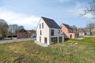 <ul>
	<li>BEN-woning</li>
	<li>3-4 slaapkamers</li>
	<li>Inclusief tuinafwerking</li>
	<li>Afwerking op maat</li>
	<li>Rustige, centrale ligging</li>
</ul>
<br /><strong>OMGEVING</strong><br />Deze villa (lot 6) is gelegen in een rustige, maar goed bereikbare omgeving, op een steenworp van het centrum van Ninove. Je geniet van de nabijheid van scholen, winkels, sportfaciliteiten en gezellige eetgelegenheden, terwijl je toch profiteert van de rust van de residentiële omgeving. Voor natuurliefhebbers biedt de regio talloze wandel- en fietsmogelijkheden in het omliggende groene landschap. Bovendien is de woning gunstig gelegen ten opzichte van belangrijke uitvalswegen, waardoor steden als Brussel en Aalst gemakkelijk bereikbaar zijn.<br /><br /><strong>INDELING</strong><br />De woning is op het gelijkvloers voorzien van een inkomhal met vestiairemogelijkheid, gastentoilet en doorgang naar de leefruimte, eetplaats en open keuken. De keuken is voorzien van een extra bergruimte met buitendeur. Op de eerste verdieping zijn drie slaapkamers voorzien, een badkamer met ligbad, inloopdouche en dubbele lavabo. Op de nachthal is nogmaals een extra toilet voorzien.<br /><br />De tweede verdieping kan nogmaals ingericht worden naar twee slaapkamers en een bergruimte. <br /><br />Meer informatie of wenst u toch een volwaardige afwerking? Contacteer ons!