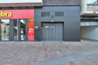 Deze garagebox is gelegen onder residentie Square op de Grote Markt van Beveren. <br /><br />De garagebox heeft een automatische sectionale poort en is voorzien van elektriciteit (stopcontact) en verlichting. De ondergrondse parking is bereikbaar via een autolift met ingang naast Wibra Beveren. <br /><br />Onmiddellijk beschikbaar!<br /><br />Contacteer ons voor meer informatie en/of een plaatsbezoek via verhuur@homevast.be of tel. via 03 376 20 20.