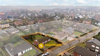 Deze charmante woning met landelijke karaktereigenschappen is gelegen in Wachtebeke, vlakbij het geliefde provinciedomein Puyenbroeck.<br />Het combineert rust, ruimte en comfort. De woning beschikt over <strong>3 volwaardige slaapkamers</strong>. De afgewerkte <strong>keuken vormt het hart van de woning en sluit aan bij de gezellige leefruimtes</strong>. <br /><br />Buiten geniet u van een <strong>groene, rustige tuin</strong>, perfect om in alle privacy te ontspannen. Bovendien zijn er voldoende parkeermogelijkheden en een <strong>garage</strong>, wat zorgt voor extra gemak.<br />Met een <strong>EPC-score D</strong> biedt deze woning een solide basis en tal van mogelijkheden.<br />De ligging nabij natuur, recreatie en belangrijke verbindingswegen maakt dit een ideale thuis voor wie rust en <strong>bereikbaarheid</strong> wil combineren.<br /><br />Troeven en info<br />- Gelegen in Wachtebeke, nabij Puyenbroeck<br />- Landelijke, charmante woning<br />- 3 slaapkamers<br />- Groene, rustige tuin<br />- Voldoende parkeergelegenheid en garage<br />- EPC: D<br />- EK conform<br />- Airco<br />- Alarm<br />- Rustige ligging met vlotte bereikbaarheid<br /><br />Interesse of vragen? Gelieve te bellen naar <strong>0492 97 47 00</strong> of mail naar nathalie@immomamo.be<br /> 