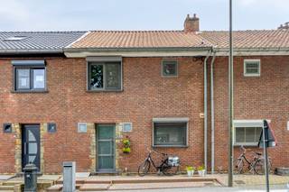 <p>Te koop: instapklare woning in Battel met open leefruimte en zuidoostgerichte tuin</p><p><br /></p><p>Deze prachtige woning ligt in het rustige Battel vlakbij Mechelen, met vlotte verbinding naar invalswegen. De open woonkamer biedt een prachtig uitzicht op de zonnige tuin, waardoor binnen en buiten naadloos in elkaar overlopen. Dankzij de verzorgde afwerking en de conforme attesten is het huis volledig instapklaar, ideaal voor wie zonder verbouwingen wil verhuizen.</p><p><br /></p><p>Belangrijkste ruimtes:<br />• Open woonkamer met ingemaakte kasten en tuinzicht<br />• Keuken met dubbele spoelbak, vaatwasser, dampkap, microgolfoven, koelkast, oven, elektrische kookplaat en ingemaakte kasten<br />• Drie slaapkamers<br />• Badkamer met inloopdouche en dubbele wastafel in meubel<br />• Kelder met wasruimte en aansluiting wasmachine<br />• Berging met verwarmingsketel<br />• Tuin (124 m², zuidoost) met terras en tuinhuis</p><p><br /></p><p>Troeven:<br />• Instapklaar<br />• Heel rustig gelegen in Battel<br />• Zicht op de zuidoostgerichte tuin vanuit de open woonkamer</p><p><br /></p><p>Neem vandaag nog contact op met je ERA-makelaar voor een bezoek.</p><p><br /></p><p>JOUW DROOMHUIS. ZO GEVONDEN!</p>