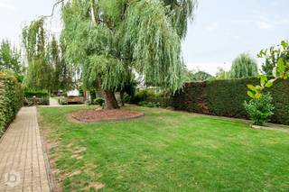 Op een centraal gelegen locatie te Onze-Lieve-Vrouw-Waver bevindt zich deze instapklare woning met grote garage op een ruim perceel van 825 m². Dankzij de gunstige ligging geniet u van een uitstekende bereikbaarheid, terwijl winkels, scholen, horecagelegenheden en het openbaar vervoer zich op wandelafstand bevinden.<br /><br />We betreden de woning via de inkomhal met vestiaire. De lichtrijke leefruimte biedt ruimschoots plaats voor het inrichten van een gezellige zithoek en een aparte eetruimte. Aangrenzend bevindt zich de keuken, uitgerust met kwalitatieve toestellen, met aansluitend een fantastische veranda. Verder vinden we op deze verdieping nog een eigentijdse badkamer met inloopdouche en lavabomeubel, een apart toilet en een zeer praktische bureauruimte.<br />Op de eerste verdieping bevinden zich twee volwaardige slaapkamers en op de zolderverdieping vinden we de derde slaapkamer terug. De kelder en de ruime garage bieden bovendien heel wat extra opbergruimte. Aan parkeergelegenheid is er geen gebrek, met zowel voor als achter de poort voldoende plaats.<br />In de gezellige tuin met aangelegd terras kunt u steeds in alle rust en privacy genieten van het mooie weer, in het bijzonder onder het overdekte terras. De woning is eveneens voorzien van zonnepanelen.<br /><br />Dit is een uitstekende opportuniteit indien u op zoek bent naar een instapklare woning met 3 slaapkamers, een riante garage en een mooie tuin op een perceel van 825 m² te Onze-Lieve-Vrouw-Waver. Contacteer ons via 0479 13 63 69 of neem een kijkje op www.boonstravastgoed.be.<br /><br />Bijzonderheden:<br />- 3 slaapkamers<br />- Perceel = 825 m²<br />- Garage met oprit