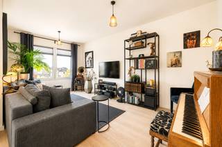 <p><span>Dit stijlvol en lichtrijk appartement werd met veel zorg ingericht en afgewerkt met hoogwaardige, kwalitatieve materialen. Dankzij de doordachte indeling en de elegante afwerking geniet je hier van een aangename combinatie van comfort en modern wonen.</span></p>
<p><span>Via de inkomhal met apart gastentoilet kom je meteen terecht in de volledig uitgeruste open keuken. Deze vloeit naadloos over in de ruime en lichtrijke leefruimte, die het hart van de woning vormt. Het open concept zorgt voor een heerlijk gevoel van ruimte en een warme, uitnodigende sfeer.</span></p>
<p><span>Aansluitend aan de inkomhal bevindt zich een eerste slaapkamer. De tweede, royale slaapkamer is uitgerust met airconditioning en biedt voldoende plaats voor een grote kleerkast. De stijlvolle badkamer beschikt over een moderne inloopdouche en een dubbel lavabomeubel.</span></p>
<p><span>Gelegen in de geliefde Kronenburgstraat bevindt dit appartement zich op een absolute toplocatie, op wandelafstand van het Koninklijk Museum voor Schone Kunsten, het Mechelseplein en de Lambermontplaats. Trendy boetieks, gezellige cafés en gastronomische restaurants liggen binnen handbereik. Hier woon je in het bruisende hart van Antwerpen en geniet je dagelijks van een unieke combinatie van cultuur, gastronomie en stedelijke charme.</span></p>