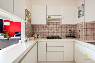 KASSEI: Quietly located apartment on the second floor of a small building without charges.The building is located in a quiet street on a square with...