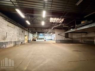 Strategisch gelegen magazijn van 1.650 m² nabij de drukke Tiensesteenweg. Dankzij de directe verbinding met de <strong>N3 </strong>en <strong>N80 </strong>geniet deze locatie van een uitstekende ligging ten opzichte van Leuven, Hasselt, Luik en de omliggende gemeenten.<br /><br />De loods beschikt over een gelijkvloerse poort (4 m B x 4,5 m H), industriële vloer en variërende vrije hoogtes tot 5m. Daarnaast zijn er sociale ruimtes aanwezig, die indien gewenst kunnen worden verwijderd om extra opslagruimte te creëren.<br /><br />De volledig verharde en omheinde site biedt ruime <strong>parkeer- en manoeuvreermogelijkheden</strong>. De loods is geschikt voor diverse bedrijfsactiviteiten en is <strong>onmiddellijk beschikbaar</strong>.<br /><br />Contacteer <strong>PANORAMA B2B</strong> voor bijkomende inlichtingen via <strong>0474 17 17 15</strong>.