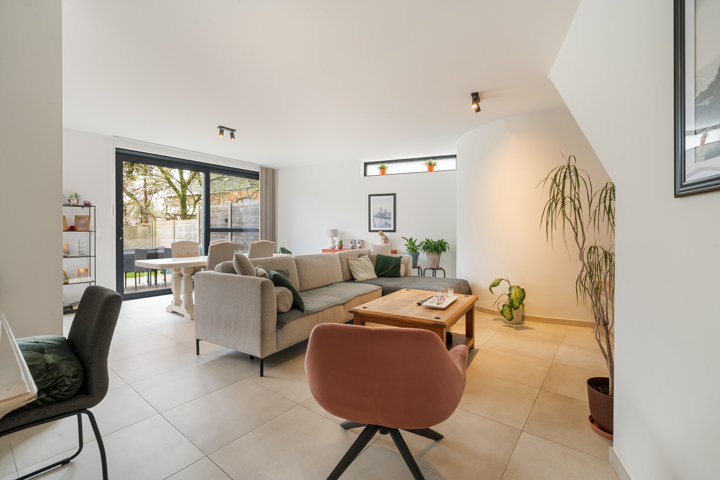 Recent gelijkvloers appartement met 1 slaapkamer, tuin, fietsen- en vuilbakkenberging. - foto 2