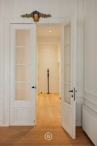 Dit exclusieve niewbouwappartement maakt deel uit van Residentie Onderbergen, een kwalitatief woonproject op een gegeerde locatie in het historische centrum van Gent. <br /><br />U woont hier midden in de bruisende stad, op wandelafstand van de Korenlei, gezellige restaurants, boetieks en culturele hotspots — en toch in een rustige, charmante straat.<br /><br />Het appartement beschikt over een royaal woonoppervlak van 134 m² met tal van authentieke elementen die harmonieus worden gecombineerd met hedendaagse accenten, wat resulteert in een unieke en verfijnde afwerking.<br /><br />Het appartement verwelkomt u met een stijlvolle inkomhal met gastentoilet.<br />De lichtrijke leefruimte is doordacht ingedeeld en omvat een salon, een gezellig leeshoekje en een bureau. Aansluitend bevindt zich een volledig uitgeruste, moderne keuken met eetplaats en een afzonderlijke berging/wasplaats.<br />De hoge plafonds en diverse raampartijen versterken het gevoel van ruimte en zorgen voor een overvloed aan natuurlijk licht. Bovendien geniet u van een frontaal zicht op Onderbergen.<br />Het appartement beschikt over twee volwaardige slaapkamers, elk voorzien van een eigen ensuite badkamer.<br /><br />Naast de kwalitatieve afwerking is het pand technisch uitgerust met vloerverwarming en ventilatie.<br />Een ondergrondse staanplaats is beschikbaar aan €60.000 en dient samen aangekocht te worden met het appartement.<br /><br />Dit appartement combineert hedendaags wooncomfort met een uitzonderlijke ligging in één van de meest begeerde buurten van Gent — ideaal voor wie houdt van verfijning, rust en stedelijke elegantie.<br /><br />Verkoop onder registratierechten.