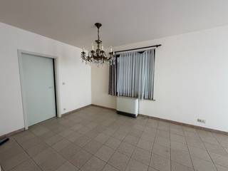 In een kleinschalige residentie te centrum Sleidinge, stellen wij u graag dit gelijkvloers appartement voor. Winkels, scholen, bus/trein zijn allemaal op wandelafstand verwijderd van het appartement. <br /><br />Het appartement bestaat uit een ingerichte keuken, een ruime living, berging, badkamer en 1 slaapkamer. Er is ook een garage bijhorend bij het appartement, deze zit vervat in de gepubliceerde huurprijs. <br /><br />Per 01/09/2026 vrij. <br /><br />Wenst u deze woning te bezichtigen? Reserveer dan eenvoudig uw tijdslot via onze website (immovercruysse.be > Te huur > selecteer dit pand > klik op 'Plan uw bezoek' > reserveer het gewenste tijdslot). Let op, telefonisch en per mail worden geen bezoeken ingepland.