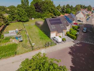 Interessant braakliggend perceel bouwgrond, rustig gelegen op ongeveer 1 kilometer van het centrum van Wervik.<br /><br />Het perceel heeft een oppervlakte van 270m² en afmetingen van 9 meter breed en 29,5 meter diep en is geschikt voor een halfopen bebouwing.<br /><br />Dankzij de rustige ligging en de nabijheid van het Sportcentrum De Pionier geniet u van een aangename woonomgeving met tal van recreatiemogelijkheden. Bovendien bevinden winkels, scholen en openbaar vervoer zich op korte afstand.<br /><br />Een interessante opportuniteit voor wie op zoek is naar een compact bouwperceel op een gunstige locatie.<br /><br />Waarom net dit aanbod overwegen?<br /><br />✔ interessante ligging<br />✔ half open bebouwing<br />✔ geen bouwverplichting<br />✔ bouw naar eigen smaak<br />✔ nabij centrum<br />✔ rustige buurt<br /><br />Interesse, bel 0486 05 88 88<br />Attesten & documenten: www.nestr.be