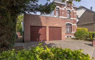 In het bruisende centrum van Ternat vindt u deze charmante, karaktervolle woning met een aparte bureauruimte – ideaal voor thuiswerk of...