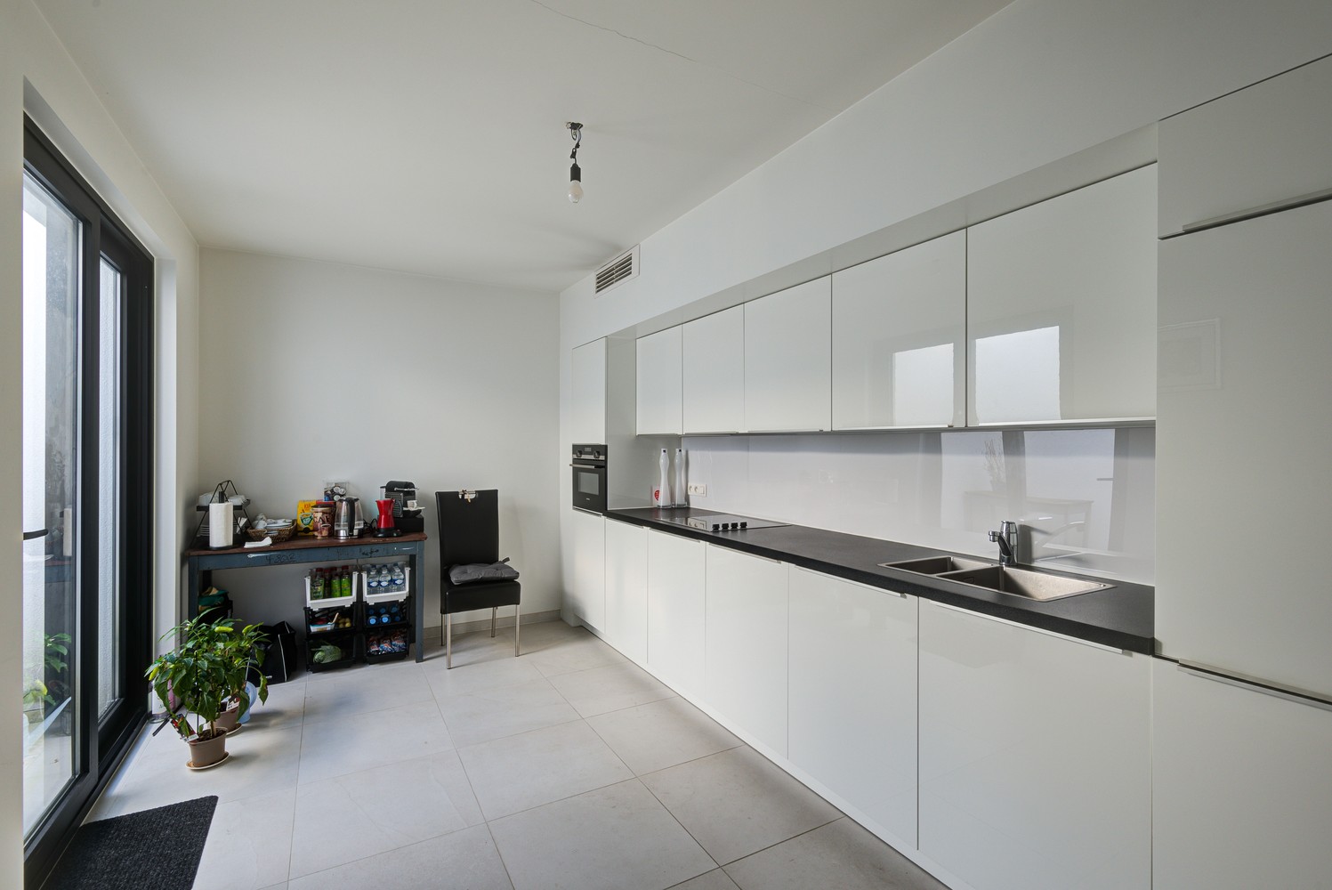 MODERNE WONING MET 2 SLAAPKAMERS, 2 TERRASSEN EN GARAGE IN HET CENTRUM VAN HOESELT - foto 2