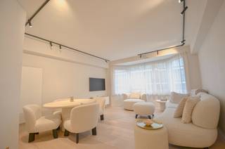 Appartement élégamment et entièrement rénové, situé à distance de marche de la mer et du centre commercial.<br /><br />Cet appartement a été optimisé dans les moindres détails, permettant une utilisation maximale de chaque espace et offrant une sensation générale de volume, de confort et de luminosité.<br /><br />La disposition comprend un séjour lumineux avec une cuisine ouverte entièrement équipée, finie avec un élégant plan de travail en pierre naturelle et de nombreux espaces de rangement.<br /><br />La chambre principale dispose de placards intégrés ainsi que d’un meuble séparé avec raccordement pour une machine à laver et un espace de rangement supplémentaire. Une seconde chambre à part entière est également présente, avec placard intégré et coiffeuse ; elle est actuellement aménagée avec un lit superposé double. Des volets roulants sont installés à l’arrière.<br /><br />L’appartement comprend en outre une salle de douche intemporelle et des toilettes séparées pour les invités. La robinetterie est de la marque Grohe dans tout l’appartement. Chaque pièce est équipée d’un thermostat individuel permettant de contrôler le chauffage infrarouge à distance. Les murs et les portes sont élégamment finis en Mortex, renforçant le caractère moderne et luxueux de l’ensemble.<br /><br />Possibilité d’acquérir un emplacement de parking dans une résidence située à proximité immédiate.