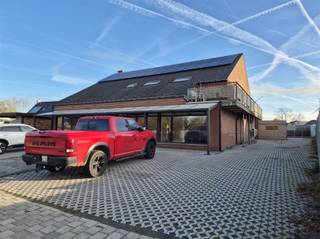 Volledig gerenoveerd handelspand met aansluitend appartement en twee ruime garageboxen.Voor het gebouw is voldoende parkeergelegenheid voorzien voor...