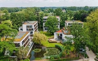 <p><span>SINT-NIKLAAS - </span><span>Bent u op zoek naar rust, luxe en groen? Dan is dit appartement op de eerste verdieping met riant zuid gericht terras misschien iets voor u.</span></p><p><span> </span></p><p><span>Enkele troeven op een rij:</span></p><ul><li><span>Ruime zonnige leefruimte</span></li><li><span>Vloerverwarming via gemeenschappelijke warmtepomp</span></li><li><span>Prachtig zuid gericht terras (20 m²) waar u ten volle kan genieten van de stilte</span></li><li><span>Vlakbij diverse invalswegen (N16, E17, N70)</span></li><li><span>Ondergrondse auto staanplaats</span></li></ul><p><span> </span></p><p><span>Het appartement ziet er als volgt uit:</span></p><p><span>Inkomhal met vestiairehoek, gastentoilet, berging/wasplaats, zonnige leefruimte met open keuken (kookvuur, oven, koelkast, vaatwas, dampkap), ingerichte badkamer (inloopdouche, ligbad, toilet, lavabo),  drie slaapkamers (waarvan 1 met klein terras). </span></p><p><span>Aan de leefruimte en keuken grenst het mooie terras met zicht op de omliggende parktuin. </span></p><p><span>In de kelderverdieping beschikt dit appartement over een privatieve bergruimte en een open parkeerplaats. </span></p><p><span> </span></p><p><span>Dankzij de doorgedreven isolatie, de verwarming dmv warmtepomp en het domoticasysteem ligt het wooncomfort bijzonder hoog. </span></p><p><span> </span></p><p><span> </span></p><p><span>Beschikbaar </span><span>vanaf 01/09/2026</span></p><p><span>HP</span><span> 1250 euro + 150 euro (provisie gemeensch.kosten, verwarming en warm water).</span></p><p><span>EPC</span><span>: 41</span></p><p><span> </span></p><p><span>Interesse in dit pareltje? Vraag dan snel je bezoek aan via onze website!</span></p><p><span> </span></p>