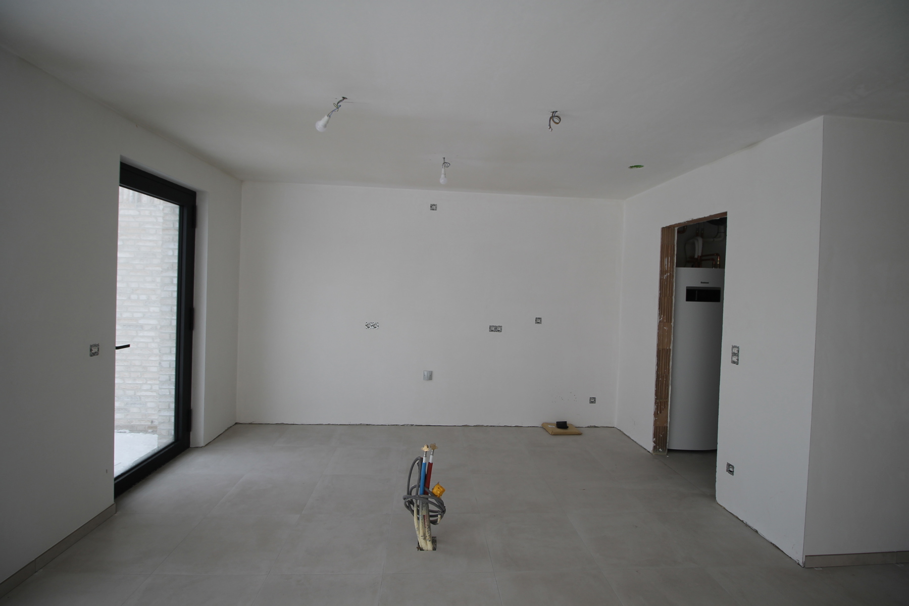 Energiezuinige nieuwbouwwoning met 4 slaapkamers, terras met tuin, tuinberging, carport en autostaanplaats. - foto 5