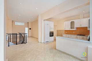<p><span>Dit appartement is ideaal gelegen in het centrum van Vilvoorde, op wandelafstand van het station en met een uitstekende bereikbaarheid. Het appartement beslaat het gelijkvloers van een kleinschalig gebouw met slechts drie units, zonder gemeenschappelijke lasten, een belangrijke meerwaarde voor zowel eigen bewoning als investering. In 2025 werd het appartement grondig gerenoveerd en het combineert vandaag een centrale ligging met hedendaags wooncomfort. Bovendien is het volledig conform de geldende wooncode en beschikt het over een gunstig EPC-attest (label C), wat garant staat voor een energiezuinige en zorgeloze investering. De indeling (waarvan uw in de foto's een plan vind) omvat een lichtrijke leefruimte met open keuken van in totaal 42,5 m², die uitkijkt op en toegang geeft tot de ruime buitenruimte met een terras van 60 m² en een tuin van 24 m², ideaal om te genieten van zomerse barbecues of voor wie een huisdier heeft. Op het gelijkvloers bevindt zich tevens de eerste slaapkamer van 14,5 m². Vanuit de leefruimte leidt een inpandige trap naar de badkamer en een bureau die dienst kan doen als dressing of gastenkamer. Daarnaast beschikt het appartement over een praktische polyvalente ruimte op de -1 verdieping van 54 m². Deze ruimte is momenteel opgedeeld in verschillende bergingen, maar kan volledig heringericht worden volgens eigen wensen en behoeften. Extra troef is de gemeenschappelijke fietsenberging.<br /><br /></span></p><p><span> </span></p><p><span> </span></p>