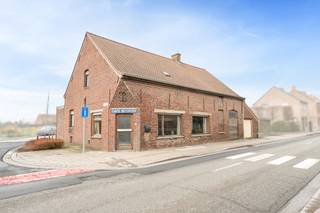 Voormalig te renoveren café ‘De boshoek’ met woonst bestaande uit: het café zelf,  kamer op het gelijkvloers die kan gebruikt worden als slaapkamer...