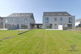 Deze prachtige halfopen bebouwing combineert modern comfort, duurzaamheid en een doordachte indeling. Bovendien kunt u nog profiteren van het verlaagde btw-tarief van 6%, wat deze woning extra aantrekkelijk maakt!<br /><br />Bij binnenkomst wordt u verwelkomd in een ruime inkomhal met afzonderlijk toilet. De lichtrijke leefruimte sluit naadloos aan op de halfopen keuken, volledig uitgerust met kwalitatieve AEG-toestellen. Aansluitend is er een praktische berging.<br /><br />Op de eerste verdieping bevinden zich drie ruime slaapkamers en een stijlvolle badkamer met dubbele wastafel, ligbad en inloopdouche (met antikalkglas). Eveneens een afzonderlijk toilet.<br /><br />De zolderverdieping als multifunctionele ruimte die naar wens kan worden ingericht als extra slaapkamer, speelkamer of hobbyruimte is een echte troef. Een douchecel kan hier eveneens worden voorzien.<br /><br />Buiten geniet u van een gezellig terras en een mooie tuin.<br />Daarnaast is er de mogelijkheid om de achterliggende weide van 1.336 m² bij aan te kopen.<br /><br />Bijzonder energiezuinig met o.a. warmtepomp op geothermie, 6 zonnepanelen, E-peil van 12, ...<br />Afgewerkt met moderne tegelvloeren op het gelijkvloers en in de badkamer, meerlagenparket in de slaapkamers, een stijlvolle trap in rubberwood, volle kern binnendeuren, ....<br /><br />Kortom; een energiezuinige topper!