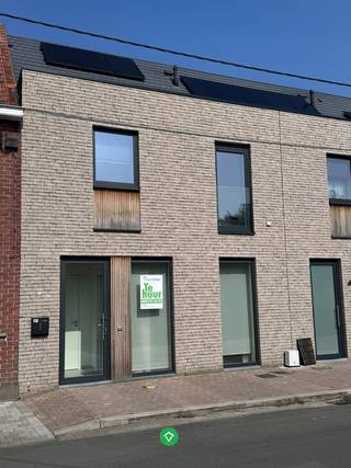 Deze recente nieuwbouwwoning is gelegen in de Smissestraat te Wijnendale (Torhout), gelegen dichtbij tal van voorzieningen. <br /><br />Indeling van de woning: <br />Inkomhal voorzien van teller lokaal en gastentoilet - lichtrijke woonkamer met open keuken - berging/wasruimte voorzien onder de trap. De woonkamer kijkt uit op de zonnige tuin uitgerust met aangelegd terras. Via het tuinpoortje hebt u toegang tot de autostandplaats. <br /><br />Op de eerste verdieping treft u de nachthal - 3 volwaardige slaapkamers - toilet - badkamer uitgerust met ligbad, lavabomeubel en inloopdouche. <br /><br />Via de vaste trap betreedt u de geïsoleerde zolder, ideaal als berging. <br /><br />De woning is uitgerust met zonnepanelen. <br /><br />Vrij 01/10/2026 <br />Huurprijs: €1.020/maand<br />EPC: A