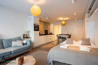 Smaakvol ingerichte studio, die volledig gerenoveerd werd door Chrisma met oog voor detail en kwaliteit. <br /><br />De indeling:<br />- inkomhal met ingebouwde kastruimte<br />- volledig uitgeruste keuken<br />- inklapbare 2 persoon-slaaphoek<br />- badkamer<br />- terras met zijdelings zeezicht<br /><br />Bovendien beschikt de studio over een ondergrondse berging, ideaal voor fietsen of strandgerief.<br /><br />Deze instapklare studio combineert comfort, functionaliteit en een topligging vlakbij zee en winkels.<br /><br />Het is tevens de ideale investeringsopportuniteit in het bruisende Knokke. <br /><br />Interesse? Aarzel dan niet om ons te contacteren voor meer informatie of een bezoek! 