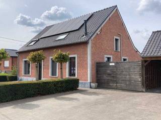 Ontdek deze charmante, energiezuinige woning op een uitzonderlijk breed perceel van 33,5 meter en 1682 m². De vrijstaande woning combineert hedendaags comfort met een warme, landelijke uitstraling en behaalt een uitstekende EPC-score B, mede dankzij zonnepanelen, thuisbatterij en airco (koelen én verwarmen).<br /><br />Binnenin geniet u van een ruime, lichtrijke leefruimte met moderne open gashaard en een mooi zicht op de tuin. De eetkamer sluit naadloos aan op de volledig geïnstalleerde keuken, uitgerust met een nieuw SMEG‑inductievuur en ruime oven. Aansluitend bevindt zich een praktische wasplaats/bijkeuken met extra bergruimte. Op het gelijkvloers is er bovendien een aparte bureauruimte die eenvoudig kan dienen als vierde slaapkamer.<br /><br />Op de verdieping bevinden zich drie ruime slaapkamers, waaronder een master bedroom met inloopdressing. De grote badkamer is uitgerust met ligbad, dubbele lavabo’s en een royale inloopdouche. Onder de wasplaats is een droge, koele kelder aanwezig.<br /><br />De onderhoudsvriendelijke, volledig omheinde tuin is een heerlijke plek om te ontspannen. U vindt er een groot bijgebouw met veel bergruimte, een overdekt terras met buitenbar, wind screens en infrarood terrasverwarmers, en achteraan een hobbyserre. De oprit biedt plaats aan meerdere wagens en de carport is geschikt voor twee grote auto’s.<br /><br />Een unieke kans voor wie ruimte, rust en modern wooncomfort zoekt op een uitzonderlijk perceel.