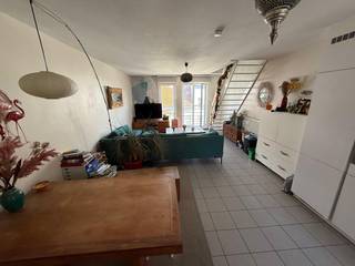 Tof duplex ppartement in kleinschalig gebouw op centrale ligging maar toch rustige ligging in de nabije omgeving van Park Spoor Noord en Campus Spoor Noord AP en UA. Zeer lage algemene onkosten.<br /><br /><u><strong>Indeling van het appartement:</strong></u><br /><u>Derde verdieping:</u><br />Inkomhal met afzonderlijk toilet, tegels.<br />Living: tegels, +/- 35 m².<br />Open ingerichte keuken met kasten, spoeltafel en toestellen.<br /><u>Vierde verdieping:</u><br />Slaapkamer 1: +/- 14 m², tegels.<br />Slaapkamer 2: +/- 8,5 m², tegels.<br />Badkamer ingerichte met wastafel met meubel, douche.<br />Berging.<br /><br />Algemene onkosten: +/- € 30 per maand.