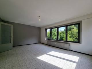 <p>Topo-Immo biedt u dit<strong> gezellig appartement </strong>aan, gelegen op de eerste verdieping van een kleinschalig gebouw.</p><p>Het appartement beschikt over <strong>een inkomhal met apart toilet</strong>, <strong>een badkamer</strong> en <strong>een lichtrijke woonkamer</strong> met aansluitend <strong>de keuken</strong>. Verder zijn er <strong>2 slaapkamers, waarvan één toegang geeft tot een aangenaam terras.</strong></p><p>Bovendien hoort hier nog <strong>een privatieve garage en een ruime privéberging bij</strong>. Ideaal voor wie comfortabel en rustig wil wonen!</p><p><strong>Het appartement geniet van een uitstekende ligging op wandelafstand van openbaar vervoer en met een vlotte verbinding naar onder andere Ninove, Roosdaal, Liedekerke en Denderleeuw. Onmiddellijk beschikbaar - EPC B - Huurprijs 800 euro exclusief nutsvoorzieningen.</strong></p>