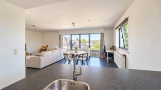 Bij het betreden van het duplex appartement treft je de inkomhal voorzien van een toilet. De living is verbonden met een open ingerichte keuken, compleet met een oven, kookvuur, dampkap en vaatwasser en heeft een aparte berging voor extra opbergmogelijkheden.<br /><br />Het appartement heeft drie slaapkamers. De ingerichte badkamer is uitgerust met een ligbad, badkamermeubel en toilet.<br /><br />Buiten vind je een terras voor- en achteraan, perfect voor ontspanning en buitenactiviteiten. Daarnaast is er een parkeerplaats en een kelderberging.<br /><br />De huurprijs bedraagt €890 per maand, met een extra €20 aan vaste kosten per maand. <br />Dit appartement zal beschikbaar zijn vanaf oktober 2026.<br /><br />Als je interesse hebt in dit appartement en graag meer informatie wilt ontvangen of een bezichtiging wilt regelen, aarzel dan niet om contact met ons op te nemen.