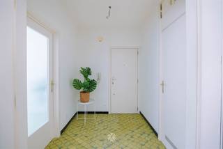 <p><span>SINT-AMANDSBERG - Karaktervol twee slaapkamerappartement in residentiële buurt</span></p><p><span> </span></p><p><span>In de gegeerde Salviastraat in Sint-Amandsberg bevindt zich dit stijlvolle appartement op de eerste verdieping van een kleinschalige residentie, bestaande uit 5 units. Het gebouw werd recent opgefrist, voorzien van nieuwe ramen, conforme elektriciteit en geniet verder van een karaktervolle parketvloer en schouwmantel.</span></p><p><span> </span></p><p><span>De troeven in een notendop: </span></p><ul><li><span>Grote raampartijen met veel natuurlijke lichtinval</span></li><li><span>Residentiële straat met vlotte bereikbaarheid</span></li><li><span>Lift aanwezig</span></li><li><span>Twee volwaardige slaapkamers, waarvan een met balkon en buitenberging</span></li><li><span>Keuken en sanitair met renovatiepotentieel</span></li><li><span>Mogelijkheid tot aankopen van een inpandige garagebox (niet verplicht)</span></li><li><span>Geen renovatieverplichting en asbestveilig</span></li></ul><p><span> </span></p><p><span>Indeling: Inkomhal met berging, lichtrijke leefruimte met authentieke elementen, aparte keuken voorzien van aansluitingen, twee ruime slaapkamers, apart toilet, badkamer met ligbad, wastafel en aansluiting voor wasmachine. </span></p><p><span> </span></p><p><span>Belangrijk: </span></p><p><span>Richtprijs appartement: 285.000 EUR</span></p><p><span>Richtprijs garagebox: 35.000 EUR</span></p><p><span>EPC: 268 kWh/m² jaar</span></p><p><span>Geen renovatieverplichting</span></p><p><span> </span></p><p><span>Benieuwd? Contacteer Axel Lenaerts makelaars voor meer info of een bezoek via <span>Laurens@axellenaerts.be</span></span><span> of 09 245 24 24</span></p>