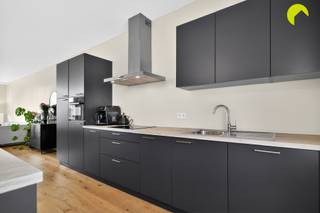 <p><span>Dit volledig gerenoveerde duplex appartement van maar liefst 171 m² en met zonnig zuid-terras vinden we vlakbij het centrum van Wilrijk. Vanuit deze locatie zijn dagelijkse winkels, openbaar vervoer en invalswegen vlot te bereiken. </span></p><p><span>Het gebouw met slechts 2 entiteiten werd in 2021 volledig gerenoveerd. Alle technieken zijn up-to-date wat resulteert in een EPC A-label en conforme elektriciteit. Er is veel aandacht besteed aan hedendaagse en kwalitatieve afwerkingsmaterialen.</span></p><p><span>Er zijn geen gemeenschappelijke kosten, enkel de brandverzekering van het gebouw wordt gedeeld.</span></p><p><span> </span></p><p><span>Indeling:</span></p><p><span>We komen binnen in het appartement op de eerste verdieping waar zich een ruime nachthal en de drie slaapkamers bevinden.</span></p><p><span>De zeer ruime master bedroom (25 m²) heeft een ensuite badkamer met inloopdouche, lavabomeubel en toilet.</span></p><p><span>Achteraan zijn er nog twee slaapkamers (11,5 en 9,5 m²) en een tweede gasten-badkamer met douche en lavabomeubel. Het tweede toilet is apart.</span></p><p><span>Verder heeft deze verdieping nog een handige berging waar ook de aansluiting voor wasmachine en droogkast voorzien zijn.</span></p><p><span> </span></p><p><span>Via de open traphal bereiken we de royale leefruimte met open keuken op de bovenste verdieping.</span></p><p><span>De parketvloer loopt volledig door en dankzij de grote ramen geniet je hier van een zalige lichtinval. Achteraan vinden we het zuidgerichte terras waarop het zalig vertoeven is met een minimum aan inkijk.</span></p><p><span>De volledig ingerichte open keuken met werkeiland en extra toestellenwand voorziet in een vaatwasser, inductie-kookplaat, combi-oven en 2 koelkasten met diepvriezer!</span></p><p><span> </span></p><p><span>Kortom, dit instapklare en zeer ruime duplex-appartement heeft alle troeven in handen!</span></p><p><span> </span></p><p><span>Samengevat:</span></p><p><span>- Zeer centraal gelegen op wandelafstand van dagelijkse winkels en openbaar vervoer</span></p><p><span>- Klein gebouw zonder maandelijkse kosten</span></p><p><span>- Totaalrenovatie met uiterst gunstig EPC en conforme elektriciteit</span></p><p><span>- Royale en lichtrijke leefruimte op parket en zalig zonnig terras</span></p><p><span>- Luxueus ingerichte open keuken en 2 badkamers</span></p><p><span>- Airco, vliegenramen, videofonie, ventilatie C,...</span></p><p><span> </span></p><p><span> </span></p><p><span>EPC: 100 kWh/m² - label A ° Elektriciteit conform</span></p><p><span>P-score A - G-score A</span></p><p><span> </span></p><p><span>Voor een bezoek ter plaatse kan u ons contacteren op het nummer 03 449 42 41 of mail ons via <span>hallo@habicom.be</span></span></p><p><span>Benieuwd naar de waarde van jouw woning? Check het gratis op <span>www.watismijnhuiswaard.be</span></span></p><p><span> </span></p><p><span> </span></p><p><span> </span></p>