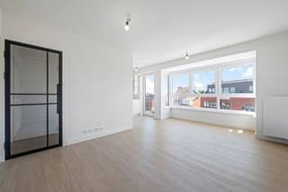 Comfortabel en lichtrijk appartement met balkon,op centrale locatie nabij het shoppingcenter van Bredene en boogscheut van Oostende Je komt binnen...