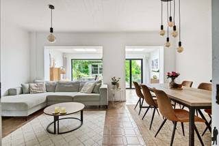 <p><strong>Instapklare gezinswoning met 3 slaapkamers en gezellige tuin<br /></strong>Deze verzorgde gezinswoning is rustig gelegen in een aangename woonwijk te Wilrijk en combineert ruimte, comfort en een uitstekende ligging. Met drie volwaardige slaapkamers, een polyvalente zolderruimte en een onderhoudsvriendelijke tuin biedt deze woning een aangename combinatie van wooncomfort, functionaliteit en tal van mogelijkheden.</p>
<p><strong>Belangrijke kenmerken</strong><br />- Bewoonbare oppervlakte: 127 m²<br />- 3 slaapkamers<br />- Extra zolderruimte<br />- Ruime, lichtrijke leefruimte<br />- Onderhoudsvriendelijke ZW tuin met tuinberging<br />- Condensatieketel op gas<br />- EK = conform<br />- EPC-label C (273 kWh/m²) ==> De ramen werden vernieuwd na de opmaak van het EPC<br />- Verschillende parken en recent vernieuwde speeltuinen op wandelafstand (o.a. Park van Eden en Wanninkhovepark)<br /><br /><strong>Indeling<br /></strong>Via de inkomhal bereikt u, langs het gastentoilet en de praktische was-/bergruimte, de ruime en lichtrijke leefruimte met aansluitend de volledig uitgeruste keuken. Op de eerste verdieping bevinden zich drie ruime slaapkamers en een badkamer met douche, toilet en lavabo. De zolderverdieping schept de mogelijkheid tot het creëren van een extra polyvalente ruimte die perfect kan dienen als bureau, hobbyruimte, berging of extra slaapkamer. De onderhoudsvriendelijke tuin beschikt bovendien over een ruime tuinberging.</p>
<p><strong>Ligging<br /></strong>De woning geniet van een gunstige ligging te Wilrijk, nabij winkels, scholen, openbaar vervoer en belangrijke invalswegen richting Antwerpen en Brussel.</p>
<p>Kortom: Een ideale woning voor wie op zoek is naar een instapklare thuis op een centrale locatie.<br /><br />Stedenbouwkundige info in aanvraag.</p>