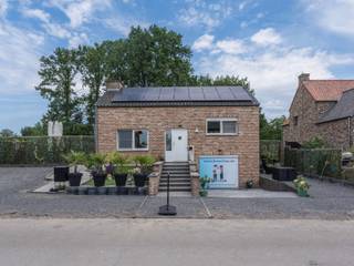 <p><strong>VRIJSTAANDE SPLIT-LEVEL WONING MET 4 SLAAPKAMERS OP EEN PERCEEL VAN 4A82CA OP EEN RUSTIGE LOCATIE TE DILSEN-STOKKEM (LANKLAAR)<br /><br /></strong></p>
<span><strong>TROEVEN<br /></strong>- <span>Gelegen op een rustige locatie nabij de Zuid-Willemsvaart te Lanklaar. <br />- Dichtbij Maasmechelen Village en het Nationaal Park Hoge Kempen. (fietsroutes,wandelpaden,...)<br />- De woning werd grondig gemoderniseerd en voorzien van alle comfort! </span><br />- Elektriciteit is conform!<br />- De woning is uitgerust met het nodige leidingwerk voor radiatoren en het warmtepompsysteem. <br />- Goede EPC-waarde: C-klasse!<br />- Voorzien van alle moderne technieken: laadpaal, 18 zonnepanelen, rolluiken, airco,... <br />- Verschillende terrassen en ruime veranda aan de achterzijde van de woning. <br />- Veel parkeermogelijkheden aan de voorzijde van de woning. <br /><strong><br />KELDERVERDIEPING -1<br /></strong>- Inpandige garage op straatniveau <span>(4,00m x 6,70m = 26,80m²): momenteel ingericht als ontspanningsruimte, automatische sectionaalpoort, elektrische verwarming, maatkast met lavabo, plafondpanelen, raampartijen, dompelpomp put garage, tegelvloer.<br /></span>-Bergruimte onder de trap <span>(1,15m x 0,89m = 1,02m²). </span><br />-Wasruimte (3,77m x 5,21m =19,64m²): muren geïsoleerd, ventilatie, elektrische boiler, aansluiting wasmachine/droogkast, raampartij, tegelvloer. <br />-Bergruimte (3,10m x 4,00m =12,40m²): grondwaterpomp. <br /><strong><br />GELIJKVLOERS 00<br /></strong>- Inkomhal (2,00m x 1,60m = 3,20m²): vestiairekast, steentapijt. <br />- Woonkamer <span>((3,85m x 6,28m) + (1,25m x 4,62m) + (4,20m x 2,50m) =41,76m²): pelletkachel, inbouwkasten, airco, veel natuurlijk lichtinval dankzij de raampartijen, trap naar verdieping 1, trapje naar de keuken en hal, steentapijt. </span></span><br /><span>- Keuken (3,96m x 3,40m = 13,46m²): geïnstalleerd met onder-bovenkasten, spoelbak, combi-oven, stoomoven, wijnkoeler, vaatwasser, koelkast, afzuiging, airco, steentapijt. <br /></span><span>- Hal <span> (0,96m x 9,33m = 8,96m²): luik naar de zolder, steentapijt.</span></span><br /><span>- Badkamer </span><span>(2,79m x 2,10m = 5,86m²): ingericht badkamermeubel met dubbele lavabo, lades, kolomkast, spiegelkasten; inloopdouche, toilet, elektrische verwarming, afzuigventilatie, tegelvloer. <br />- Slaapkamer 1 (2,83m x 2,39m = 6,76m²): inbouwkasten, elektrische verwarming, steentapijt. <br />- Slaapkamer 2 ((2,55m x 2,83m= 7,22m²): inbouwkasten, elektrische verwarming, steentapijt. <br />- Slaapkamer 3 of 2 (3,10m x 3,33m = 10,32m²): inbouwkasten, airco, elektrische verwarming, steentapijt. </span><br /><br /><span><strong>VERDIEPING</strong> <strong>+01 </strong></span><span><br />- Slaapkamer 4 (4,00m x 4,92m = 19,68m²): bereikbaar via houten trap in de woonkamer, airco, dakvenster, inbouwkasten, steentapijt. <br /></span>- Zolder <span>(3,63m x 3,62m = 13,14m²): polyvalente ruimte. </span><br /><br /><span><strong>EXTERIEUR<br /></strong></span>- Veel parkeerplaatsen aan de voorzijde van de woning. <br /><span>- Aangelegde voortuin.<br />- Volledig omheinde tuin.<br />- Terras links 1<span>: zonneluifel, beklinkerd. <br /></span>- Overdekt terras 2 aan de achterzijde met zicht op de achtertuin <span>(2,80m x 9m = 25,20m²).<br />- Terras rechts 3: beklinkerd zonneterras. <br /><br /></span></span><strong>DIVERSE VERNIEUWINGEN | </strong>keuken, slaapkamers, woonkamer, badkamer,.... <br />
<p>Bekijkt u deze advertentie via een aanverwante vastgoedsite, surf dan zeker naar onze website <strong>www.N78vastgoed.be</strong> voor een uitgebreide beschrijving en foto's. <strong>Meer info: +32 (0)89 86 18 88 of info@N78vastgoed.be.</strong></p>