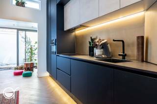 Wenst u graag een bezoek? Plan zelf uw afspraak op onze kijkdag : https://zeemstraat35.rosseel.be/<br />Indien meerdere keren de vraagprijs wordt geboden op de bezoekdag van 22-25/05 behoudt de eigenaar zich het recht om eventueel onder gesloten enveloppe te laten bieden door degene die de vraagprijs boden.<br />Deze mooie woning werd volledig gerenoveerd in 2022 en is gelegen in een rustige straat vlakbij het station Gent Dampoort en het klein begijnhof.<br />De woning heeft een EPC A. De elektriciteit is conform tot 2051. De voor- en achtergevel werd recent geïsoleerd.<br />Verlichting: installatie met Philips Hue. Ventilatie Type D<br /><br />De woning omvat een inkomhal, een leefruimte, een ingerichte keuken met eetplaats, een bureauhoek en een toilet en wasplaats. Kelder aanwezig<br />Op de eerste verdieping bevindt zich de eerste slaapkamer en een badkamer met wastafel en douche.<br />Op de 2e verdieping bevindt zich nog een 2e ruime kamer.<br /><br />De koer wordt nog volledig afgewerkt met een houten plankenvloer (Thermowood).<br />De woning is volledig instapklaar en werd afgewerkt met duurzame materialen.