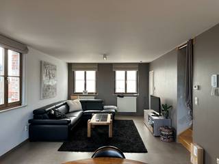 Dit stijlvol duplex appartement bevindt zich (van op straat gezien rechts) in een goed gelegen, kwalitatief en traditioneel gebouwde residentie.<br />Bestaande uit een gelijkvloerse kantoorruimte, twee duplex appartementen, privatieve kelderbergingen, 4 garages en 4 parkeerplaatsen<br /><br />Hier vindt men dus het comfort van een aangenaam duplex appartement met 3 slaapkamers en een groot terras in een kleinschalige residentie. Slechts twee bewoners in het gebouw.<br /><br />De indeling is als volgt:<br />Gemeenschappelijke inkomhal op het gelijkvloers. Er is geen lift aanwezig dus geen grote kosten en geen onderhoudscontracten.<br /><br />Op de eerste verdieping is er een inkomhal met gastentoilet, een zeer mooie en stijlvolle leefruimte met open keuken, zit -en eethoek. Toegang tot het terras vanuit de eethoek. Voorraadberging bij de keuken.<br /><br />Op de tweede verdieping bevinden zich 3 slaapkamers, wasplaats en badkamer met ligbad, douche, lavabomeubel en toilet.<br />Via een luik met plooitrap is de volwaardige zolder bereikbaar.<br /><br />De afgesloten privatieve kelderberging is inbegrepen in de prijs.<br /><br />Energiezuinig! Energielabel B<br />Elektrische installatie conform<br />CV op aardgas<br /><br />De garage (27.000,- euro) en een privatieve autostaanplaats vooraan (5.000,- euro) zijn mee aan te kopen. Beide voor de combi-prijs van 30.000,- euro.<br /><br />Het appartement is momenteel verhuurd en is dus ook interessant voor investeerders.