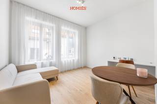 In het autoluwe en gegeerde gedeelte van de Parijsstraat, midden in het hart van Leuven, bevindt zich dit instapklare en smaakvol gerenoveerde 1-slaapkamerappartement op het eerste verdiep in Residentie Emily. Het historische gebouw werd in 2025 grondig gerenoveerd met aandacht voor energiezuinigheid, wooncomfort en conformiteit. Het appartement beschikt over een lichtrijke leefruimte met gordijnen, een open keuken met combi-oven, een eethoek met tafel en stoelen en een bureau met bureaustoel. De slaapkamer is uitgerust met boxspring, kleerkast en gordijnen. De moderne badkamer is stijlvol afgewerkt en voorzien van douche, toilet en strak badmeubel. Verder geniet u van een individuele lucht-lucht warmtepomp voor verwarming en koeling, aparte tellers, conforme elektriciteit, een gunstig brandweerverslag, EPC-label A en een volledig asbestvrij gebouw. Bovendien is het appartement momenteel verhuurd en genereert het een netto huuropbrengst van €14.100 per jaar. Interesse? Contacteer ons dan zeker voor een vrijblijvend gesprek op 016/22.82.22 of op info@homies.be. HOMIÉS, an Eye for Immo.