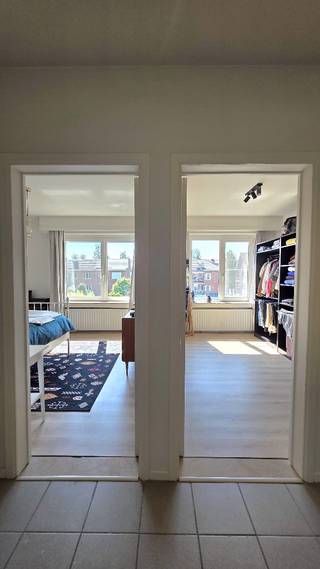 In optie- Ben je op zoek naar een comfortabel appartement op een uitstekende locatie in Schoten? Dan is dit lichtrijke appartement met 2 slaapkamers zeker een bezoek waard. Het biedt de perfecte balans tussen rustig wonen en de nabijheid van alle voorzieningen. Ruime en lichtrijke leefruimte: De woonkamer vormt het hart van het appartement. Dankzij de grote raampartijen geniet je van een aangename natuurlijke lichtinval en is er voldoende plaats voor een gezellige zithoek en een ruime eettafel. De keuken is functioneel ingericht en uitgerust met een combioven, inductiekookplaat en vaatwasser. Twee comfortabele slaapkamers: De rustig gelegen kamers zijn ideaal als slaapkamer, kinderkamer, dressing of bureau. Het appartement beschikt over een ruime badkamer en het extra comfort van een afzonderlijk toilet. In het appartement bevinden zich twee handige inmaakkasten. Daarnaast is er bijkomende opbergruimte beschikbaar op de gemeenschappelijke zolder. Lage gemeenschappelijke kosten. Het appartement heeft een goede ligging. Winkels, scholen, openbaar vervoer en horecazaken bevinden zich op fiets- en wandelafstand. Bovendien is er een vlotte verbinding met de belangrijkste invalswegen en kan je makkelijk de bus of tram nemen. Interesse? Neem contact op via 0478 18 62 08 of emiliefranck@hotmail.be om een bezoek in te plannen of meer informatie. EPC: 305 kWh/m² per jaar Elektriciteit: conform Beschikbaar bij akte
