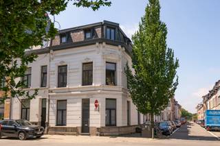 Deze opbrengsteigendom bestaat uit een gelijkvloers appartement en een duplexappartement, elk met een aparte ingang. Het gelijkvloerse appartement is gelegen aan de Lange Elzenstraat 12A, 2018 Antwerpen. U betreedt het appartement via de inkomhal, die rechtstreeks uitgeeft op de leefruimte met open keuken. Via de keuken bereikt u het achterste gedeelte van het appartement, waar zich de badkamer bevindt, uitgerust met een lavabo, inloopdouche en toilet.<br /><br />Dit appartement staat momenteel leeg en werd voorheen verhuurd aan € 900 per maand.<br /><br />Het duplexappartement is toegankelijk via een aparte inkom aan de Politeshofstraat 1, 2018 Antwerpen. U betreedt het appartement via de inkomhal, die uitgeeft op de ruime leefruimte met keuken. Op deze verdieping heeft u tevens toegang tot de koer.<br /><br />Op de tweede verdieping bevinden zich twee ruime slaapkamers, een inloopdressing en een badkamer met toilet, douchebad en lavabomeubel.<br />De duplex is momenteel verhuurd aan € 1.431,47 per maand.<br /><br />Deze eigendom is ideaal als opbrengsteigendom, maar kan eveneens perfect dienen voor eigen bewoning in combinatie met een verhuurd appartement voor een extra rendement.