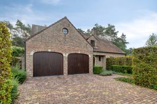 BEZOEK AANVRAGEN ENKEL MOGELIJK VIA VOLGENDE LINK: <br />https://verlinden.mijnhuurprofiel.be/property/188ffb41-bf74-4a9e-a432-dc950a33462a<br /><br />Deze ruime gezinswoning met 4 slaapkamers is Balen met een vlotte verbinding naar het centrum en de omliggende gemeenten. Achter de woning is een natuurgebied gelegen waar veel wandelmogelijkheden te vinden zijn.<br /><br />Via de inkomhal met gastentoilet kom je in de leefruimte, deze is opgedeeld in een eet- en zithoek met aansluitend een bureauruimte. De keuken is voorzien van een koelkast, oven, microgolfoven, vaatwasser, kookplaat, dubbel spoeltafel en voldoende opbergruimte. Ook is hier ruimte op een eettafel te plaatsen. De wasplaats met uitgietbak en aansluiting voor de wasmachine geeft toegang tot de garage enerzijds en de tuin anderzijds. <br /><br />Op de verdieping vind je 4 slaapkamers en de badkamer terug, deze is uitgerust met een ligbad, douche en dubbele wastafel in meubel. <br /><br />De woning is volledig onderkelderd en biedt voldoende opbergruimte, deze is langs de achterkant ook toegankelijk waardoor ook de opslag van fietsen of tuingereedschap mogelijk is.<br /><br />Buiten is er een volledig omheinde tuin en zit je omgeven door het groen.<br /><br />Huurprijs: €1.300/maand | beschikbaarheid: onmiddellijk | EPC: 220 kWh/m² (label C)