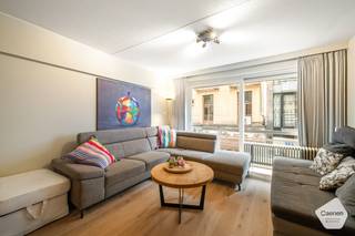 Op zoek naar een ruim appartement met een topligging aan zee? Dit <strong>aangename 3-slaapkamerappartement </strong>bevindt zich pal in het <strong>hart</strong> van <strong>Blankenberge</strong>, in de bekende Kerkstraat, op amper 50 meter van het strand en op slechts 2 minuten wandelen van het station. Het appartement is gelegen op de <strong>eerste</strong> <strong>verdieping</strong> van een verzorgd gebouw en is vlot bereikbaar met de <strong>lift</strong>.<br /><br />Bij het binnenkomen wordt u verwelkomd in een <strong>lichtrijke</strong> en <strong>aangename</strong> <strong>open</strong> <strong>leefruimte</strong> met een mooie <strong>parketvloer</strong>. Vanuit de leefruimte is er rechtstreeks toegang tot het <strong>terras</strong>. De <strong>volledig</strong> <strong>geïnstalleerde</strong> <strong>keuken</strong> sluit praktisch aan bij de leefruimte en beschikt over alles wat nodig is voor dagelijks comfort. Verder beschikt het appartement over drie slaapkamers. Daarnaast is er een <strong>apart</strong> <strong>toilet</strong> en een <strong>badkamer</strong> met <strong>ligbad</strong>. In de badkamer is bovendien de <strong>mogelijkheid</strong> <strong>voorzien</strong> om een <strong>wasmachine</strong> aan te sluiten.<br /><br />Een extra troef is de <strong>privatieve</strong> <strong>berging</strong> op verdieping -1. De <strong>conforme</strong> <strong>elektrische</strong> <strong>keuring</strong> is reeds aanwezig.<br /><br />Dankzij de uitzonderlijke ligging, de drie slaapkamers, het terras en de praktische indeling is dit appartement uitermate geschikt als vaste woonst, tweede verblijf of investering.