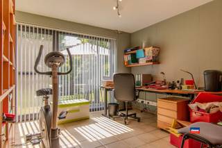 <p><span>HOBOKEN | EXCEPTIONNELLEMENT SPACIEUX IMMEUBLE EN PAVILLON AVEC TROIS À QUATRE CHAMBRES, GARAGE POUR 2 VOITURES ET GRAND JARDIN SUR UN TERRAIN TOTAL DE 383 M²</span></p><p><span>Rez-de-chaussée : jardin avant avec allée pour 2 voitures - hall d'entrée avec dressing et toilettes invités - le garage est actuellement converti en abri à vélos et bureau ou chambre à l'arrière - buanderie avec chaudière - terrasse avec grand jardin s/o et abri de jardin.</span></p><p><span>Premier étage : hall d'escalier - grand séjour lumineux en L (40m²) - cuisine récente, ouverte et hyper-installée. </span></p><p><span>Deuxième étage : cage d'escalier - salle de bains récente avec douche à l'italienne et meuble double vasque - 3 chambres dont 2 climatisées.</span></p><p><span> </span></p><p><span>Atouts supplémentaires :</span></p><p><span>*Construction en béton massif</span></p><p><span>*Electricité conforme AREI jusqu'en 2042</span></p><p><span>*Panneaux solaires avec batterie (2022)</span></p><p><span>*Fenêtres récentes (2020)</span></p><p><span>*Maison très économe en énergie</span></p><p><span>*Idéalement située dans un quartier résidentiel calme</span></p><p><span> </span></p>