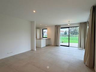 <p><span>GENTBRUGGE </span><span>- Vous recherchez un appartement neuf avec 3 chambres et un jardin privé ?</span></p><p><span>Alors cet appartement est peut-être fait pour vous !</span></p><p><span> </span></p><p><span>Ses principaux atouts en bref :</span></p><ul><li><span>Appartement très économe en énergie équipé de 6 panneaux solaires privés</span></li><li><span>Beaucoup de lumière naturelle</span></li><li><span>Grande terrasse avec jardin privé aménagé</span></li><li><span>Chauffage au sol pour un confort de vie optimal</span></li><li><span>Cave privative et 4 places de vélo : 2 souterraines et 2 en surface</span></li><li><span>Possibilité de louer une place de parking souterraine en supplément</span></li><li><span>Situé dans la résidence Tubel au bord de l'Escaut, près des Gentbrugse Meersen et à seulement 4 km du centre de Gand</span></li></ul><p><span> </span></p><p><span>Voici à quoi ressemble l'appartement :</span></p><p><span>Depuis le vaste hall d'entrée, vous accédez au salon lumineux avec cuisine équipée (lave-vaisselle, four, micro-ondes, réfrigérateur &amp; congélateur). <br />À côté se trouve un local technique séparé avec des branchements pour la machine à laver.</span></p><p><span>Le couloir de nuit donne accès à 3 chambres, une salle de douche séparée, une élégante salle de bains avec douche, lavabo et WC, ainsi qu’aux toilettes séparées pour les invités.</span></p><p><span>La terrasse est accessible depuis le salon et deux chambres et donne accès au jardin privé aménagé.</span></p><p><span>Un débarras privatif en sous-sol et 4 places de stationnement pour vélos, dont deux dans le local à vélos en surface et deux dans le local à vélos souterrain, complètent l'ensemble.</span></p><p><span> </span></p><p><span>Une place de parking privative dans le garage souterrain peut être louée en option.</span></p><p><span> </span></p><p><span>Important :</span><span><br />Disponible à partir du : 1/11/2026</span></p><p><span>Loyer : € 1 300 par mois + €175 de commission. EGW à souscrire séparément.</span></p><p><span>PEP : 10</span><span> kWh/m²/an (classe énergétique : E8)</span></p><p><span> </span></p><p><span>Pour une visite sur place, n'oubliez pas de remplir votre profil de locataire sur <span>www.axellenaerts.be</span></span><span>!</span></p><p><span> </span></p>
