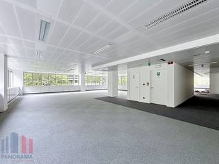 High-end office space of<strong> 987 m²</strong> for rent in a modern, future-oriented office building in Brussels.<br />Ideally located at a prime address, the site benefits from outstanding visibility and excellent accessibility via major road connections. Thanks to its proximity to public transport, Brussels-Luxembourg (10 min), Brussels-Central (15 min), Brussels-Midi (20 min) and Brussels-North (25 min) stations are easily reachable.<br /><br />This office combines comfort, security and efficiency with LED lighting, double glazing, access control and an alarm system, complemented by modern meeting facilities, lockers, showers, a stylish renovated lobby reception and 9 elevators. The building also holds a BREEAM In-Use Excellent certification, highlighting its commitment to sustainability, technology and user comfort.<br />Occupants additionally enjoy a wide range of amenities, including a fitness area, the stylish L’Étiquette wine bar lounge, Restaurant BON, and a modern coffee &amp; food zone.<br /><br />With 279 parking spaces, including 34 EV charging points, and more than 150 bicycle parking spaces, accessibility is fully optimised.<br /><br />Contact <strong>PANORAMA B2B</strong> for more information or a non-binding site visit on <strong>0477 09 00 09.</strong>