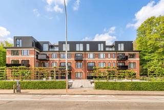 <p>Stijlvol en exclusief wonen op toplocatie in een klassevolle residentie met gemeenschappelijk zwembad. <br /><br />Dit luxueus afgewerkte penthouse biedt een perfecte combinatie van comfort, ruimte en licht. <br />Prachtige zongerichte terrassen genietend, en zicht op groen, een privé wellnesruimte met hammam en sauna, en een gemeenschappelijk zwembad, zorgen voor die extra luxe, en dit op een mooie locatie. <br /><br />Indeling: inkom met apart toilet en vestiaire, gezellige grote lichtrijke leefruimte (parket, gashaard, inmaakkasten) uitgevend op het groot zuid-gericht terras, open geïnstalleerde keuken met eiland, handige grote bureauruimte/slaapkamer/dressing, nachthal met dressingkasten, en 2 grote slaapkamers, met 2 badkamers, sauna en hamam, en berging. <br /><br />Ondergrondse dubbele garage (€70.000 bij te kopen). <br /><br />Meer info of plan je bezoek via denis@immobeguin.be</p>