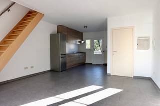 Duplex-appartement aan de Villerslei,  op wandelafstand van winkels, openbaar vervoer en scholen.  
Woonkamer met open keuken op de 1ste verdieping.  Op de 2de verdieping: 2 slaapkamers en de badkamer.  
Extra's: Gemeenschappelijke tuin en privatieve berging voor fietsen.  