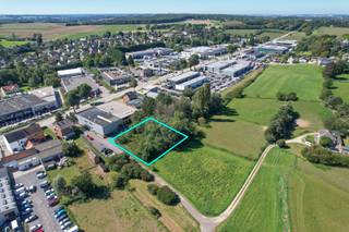 Gelegen in een KMO-zone van de tweede orde, biedt deze locatie een scala aan voordelen voor uw bedrijf en prikkelt het ook uw zintuigen met...