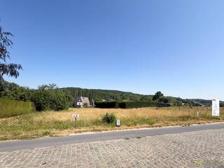 BUILDING PLOT with CENTRAL LOCATION at the foot of the MUZIEKBOS in Ronse. This parcel of 489M² is suitable for a CLOSED BUILDING and offers all the possibilities for creating a MODERN, ENERGY-EFFICIENT FAMILY HOME with a pleasant outdoor space. Here, you can enjoy a GREEN, PEACEFUL ENVIRONMENT with the Muziekbos literally around the corner, ideal for relaxing walks and bike rides through the FLANDERS ARDENNES and the PAYS DES COLLINES. At the same time, the center of Ronse, shops, schools, and public transport are within short distance.<br /><br />Address: Ninoofsesteenweg 348 in Ronse<br /><br />No building obligation applicable; P-score: B; Administrative measures in measures register: no.; Available upon deed