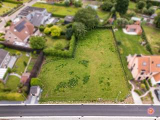 In de Voortstraat in Puurs-Sint-Amands vinden we deze prachtige bouwgrond terug. Deze biedt een unieke opportuniteit voor wie droomt van een vrijstaande woning op een ruim perceel, omgeven door rust en groen.<br /><br />Met een totale perceeloppervlakte van maar liefst 1.531 m² geniet je hier van alle ruimte om jouw woonproject te realiseren. De bouwgrond is bestemd voor een open bebouwing en beschikt over een royale bouwzone van 305,69 m², waardoor er tal van mogelijkheden zijn voor het creëren van een ruime gezinswoning met alle hedendaags wooncomfort.<br /><br />De ligging vormt zonder twijfel één van de grootste troeven van deze eigendom. Gelegen in een rustige woonomgeving geniet je hier van een aangenaam landelijk karakter.<br /><br />Daarnaast beschikt het perceel over een zuidoost gerichte tuin, waardoor je optimaal kan genieten van natuurlijk licht en zon gedurende een groot deel van de dag. Ideaal voor wie houdt van een zonnige tuin, een ruim terras of een prachtige buitenbeleving in alle rust.<br /><br />Een uitzonderlijke kans voor wie op zoek is naar ruimte, privacy en een toplocatie.<br /><br />Ben je op zoek naar een plek om je droomwoning te realiseren?<br />Contacteer ons gerust via bryann@julimmo.be of 0492 86 51 03.