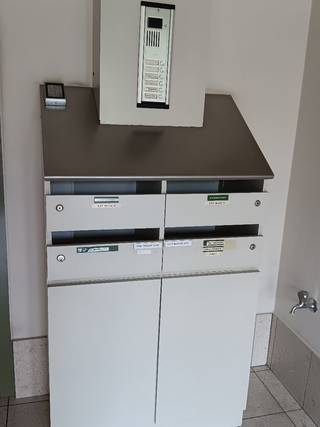 Instapklaar, ruim en lichtrijk appartement met 2 slaapkamers en grote dubbele ondergrondse autostaanplaats te koop in Boom.<br />Dit appartement is gelegen op de eerste verdieping van een goed onderhouden gebouw in Boom met een totaal van 4 appartementen. Het appartement ligt nabij een park, het recreatiedomein De Schorre, winkels, ziekenhuis, scholen en openbaar vervoer. Op de gelijkvloers van dit gebouw bevindt zich een buurtwinkel.<br />U kan genieten van een rustige woonomgeving met alle voorzieningen op loop- of fietsafstand.<br />Beschrijving: Via de inkomhal met vestiaire heeft u toegang tot alle bewoonbare ruimtes. De lichtrijke en ruime woonkamer beschikt over voldoende raampartijen om het daglicht optimaal binnen te laten. De woonkamer beschikt ook over een recent geplaatste airco.<br />Aansluitend is er een aparte ingerichte keuken, die met alle nodige toestellen is uitgerust.<br />De hal leidt verder naar de badkamer voorzien van een dubbele lavabo, toilet en ligbad met mogelijkheid tot douchen. Ook heeft de woning nog een apart gastentoilet.<br />Verder beschikt het appartement over 1 grote en 1 kleinere slaapkamer en een aparte en handige bergruimte.<br />Tot slot is er nog een privatieve ondergrondse kelder en berging<br />Uw auto’s kan u parkeren op de 2 autostaanplaatsen. Deze dubbele autostaanplaats is in de prijs inbegrepen.<br />Zonder makelaar!